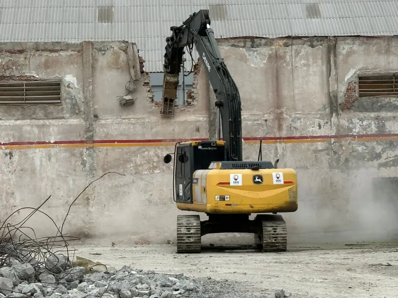 Demolição mecanizada industrial