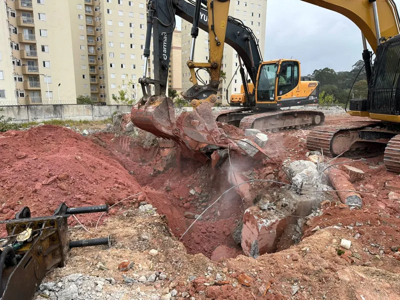 Demolição mecanizada para reformas em São Paulo