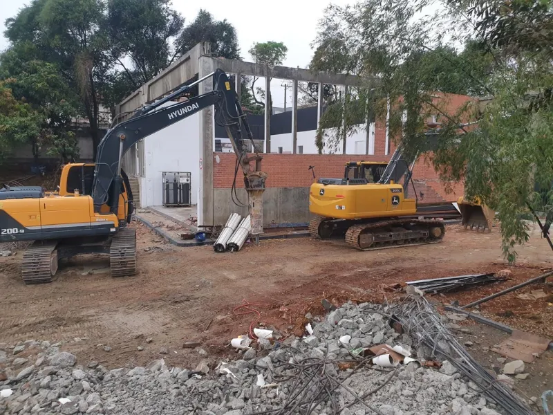 Locação de mini escavadeira com rompedor