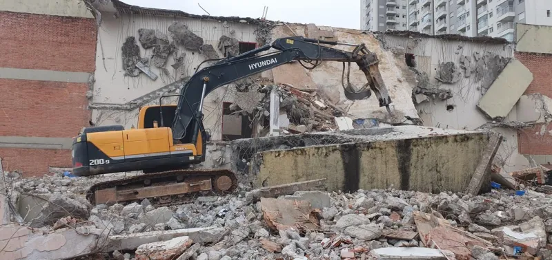 Retirada de entulho com bobcat