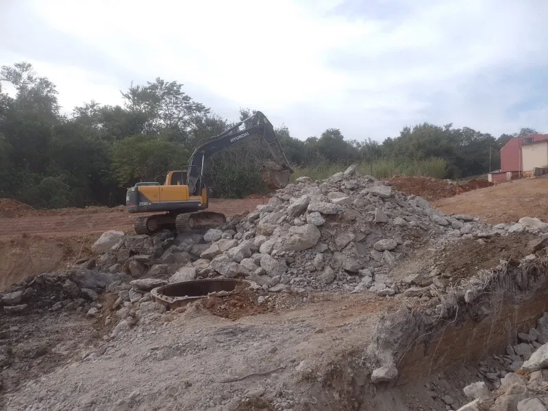 Terraplanagem de terreno em aclive